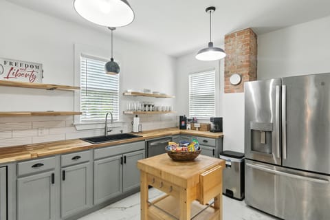 House, 4 Bedrooms | Private kitchen | Fridge, oven, coffee/tea maker, toaster