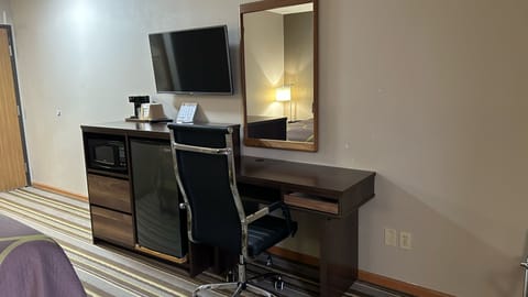 Standard Room, 1 Queen Bed | Desk, laptop workspace, iron/ironing board, free cribs/infant beds