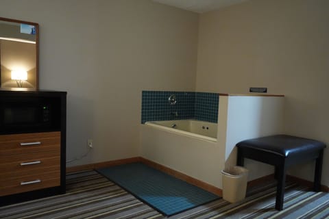 Luxury Single Room, 1 King Bed, Hot Tub | 1 bedroom, desk, iron/ironing board, rollaway beds