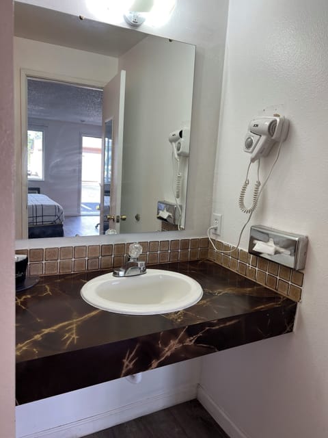 Standard Single Room, 1 King Bed | Bathroom | Free toiletries, hair dryer, towels, soap