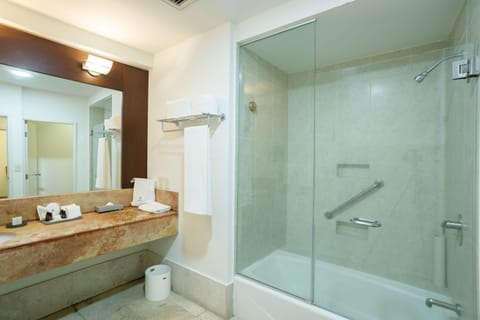 Junior Suite | Bathroom | Combined shower/tub, rainfall showerhead, eco-friendly toiletries