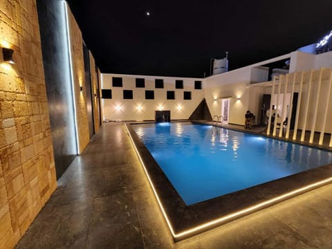 Swim-up bar