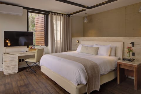 1 bedroom, Egyptian cotton sheets, premium bedding, down comforters