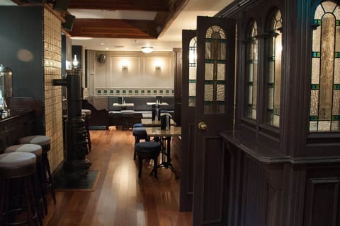 2 bars/lounges, pub