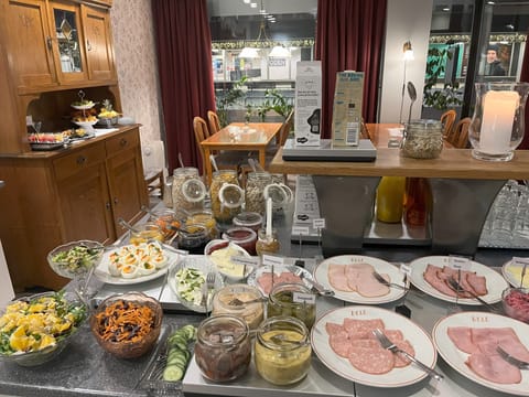 Free daily buffet breakfast