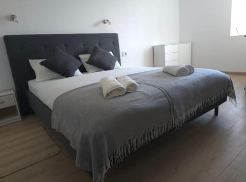 7 bedrooms, soundproofing, cribs/infant beds