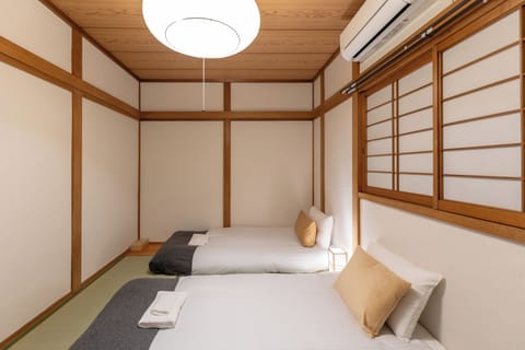 Comfort Villa, Non Smoking | Living area | 43-inch TV with cable channels