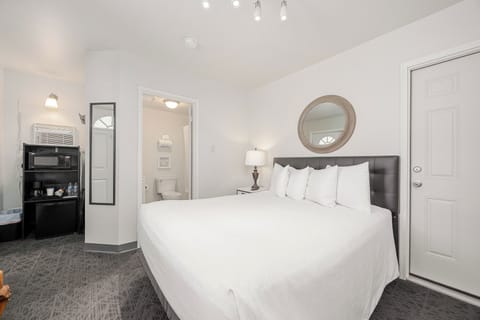 Room, 1 Queen Bed, Refrigerator & Microwave | Free WiFi, bed sheets