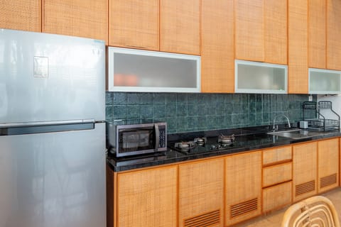 Microwave, stovetop, cookware/dishes/utensils