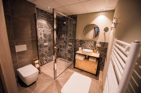 Shower, rainfall showerhead, free toiletries, hair dryer