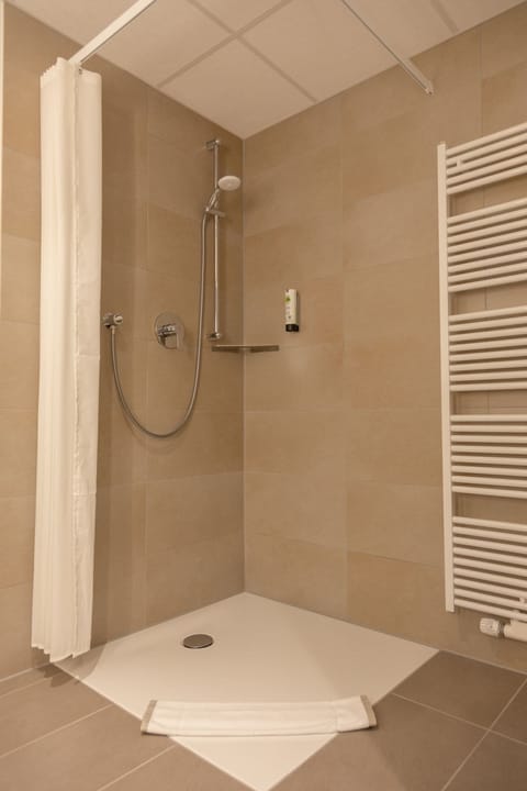 Double Room | Bathroom | Shower, free toiletries, hair dryer, towels