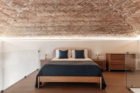 Apartment | Premium bedding, down comforters, iron/ironing board, cribs/infant beds