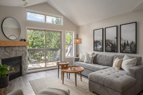 House, Multiple Beds, Hot Tub, Mountain View (Jersey Cream at Arrowhead Point) | Living area