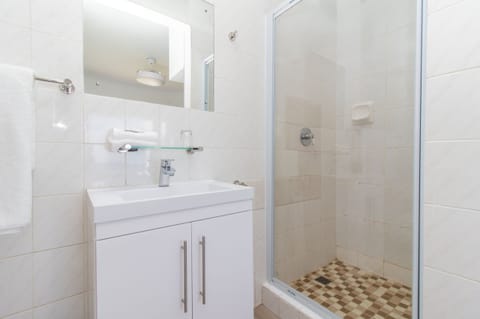 Deluxe Double Room, Sea View, Ground Floor | Bathroom