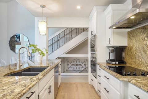 House (6 Bedrooms) | Interior