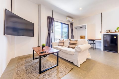 Studio | Living area | 32-inch LCD TV with cable channels, TV