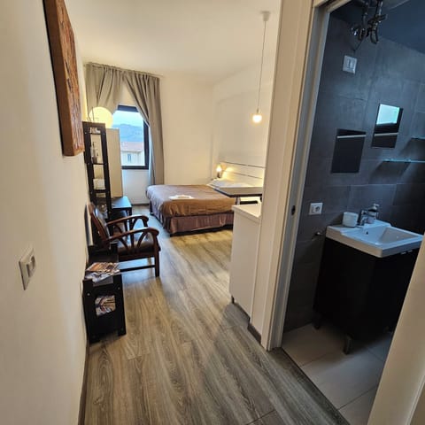 Deluxe Studio, Mountain View | Desk, laptop workspace, free WiFi, bed sheets