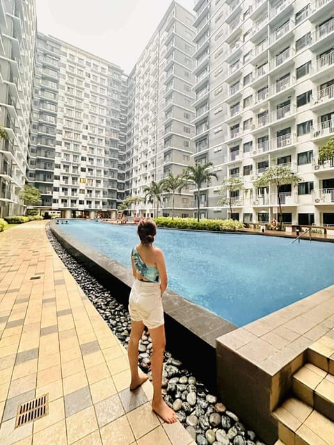 2 outdoor pools