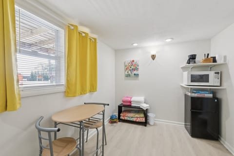 Room, 1 Bedroom | Dining