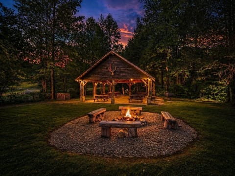 Cabin, 4 Bedrooms | Property grounds