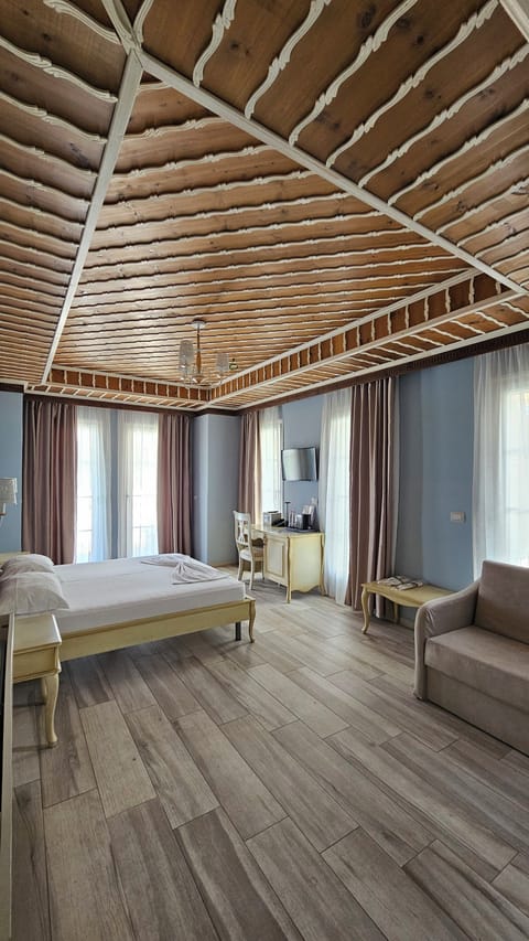 In-room safe, desk, soundproofing, free WiFi