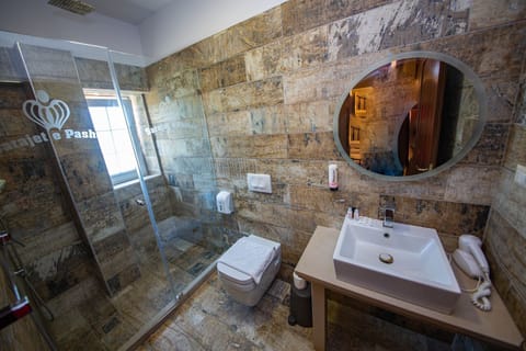 Economy Triple Room | Bathroom | Shower, free toiletries, hair dryer, slippers