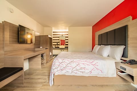 Downstairs King room - Non smoking | Desk, free WiFi