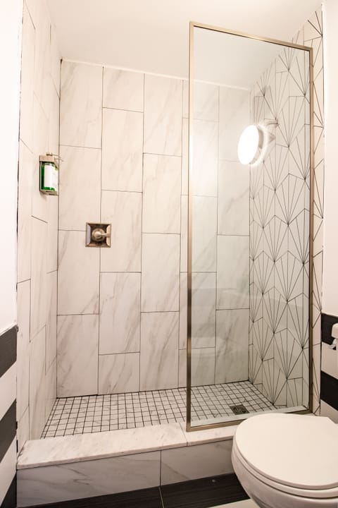 Combined shower/tub, towels