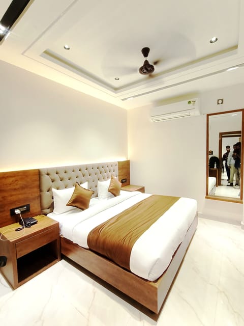 Executive Room | Desk, laptop workspace, iron/ironing board, free WiFi