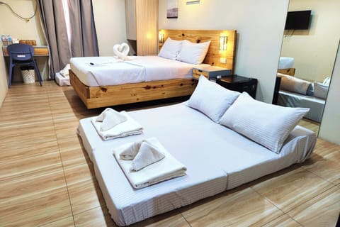 Superior Family Room | Desk, rollaway beds, free WiFi, bed sheets