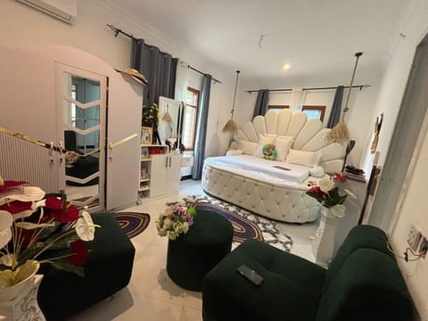 Suite | Blackout drapes, soundproofing, free WiFi, bed sheets