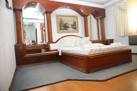 Double Room, Hot Tub (Maison) | Individually decorated, individually furnished, desk, laptop workspace