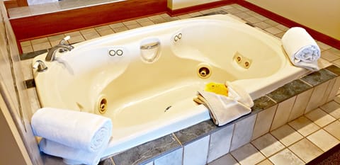 Deluxe Room, 1 King Bed, Jetted Tub, Annex Building | Desk, laptop workspace, free WiFi, bed sheets