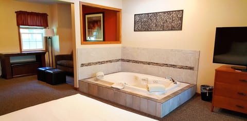 Deluxe Room, 1 Queen Bed, Jetted Tub, Annex Building | Deep soaking bathtub