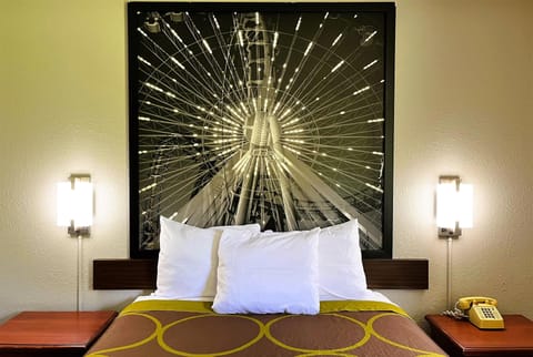 Room, 1 Queen Bed, Non Smoking | Desk, free cribs/infant beds, rollaway beds, free WiFi