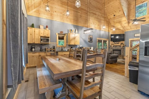 Signature House, 3 Bedrooms, Hot Tub, Marina View | In-room dining