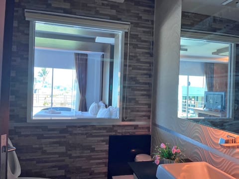 Luxury Twin Room (3rd Floor) | Bathroom | Shower, free toiletries, hair dryer, bathrobes