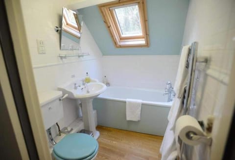 Shower, free toiletries, towels, shampoo