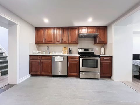 Coffee/tea maker, full-size fridge, microwave, oven