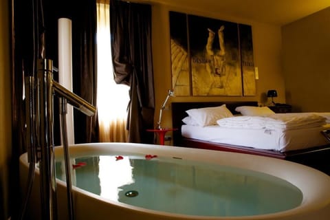 Suite Vista Castello | In-room safe, desk, laptop workspace, blackout drapes