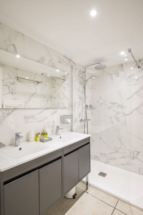 Quadruple Room | Bathroom | Free toiletries, hair dryer, towels, soap