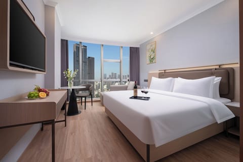 Business Double Room | Desk, laptop workspace, blackout drapes, soundproofing