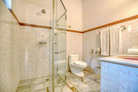 Superior Twin Room | Bathroom | Towels, soap, shampoo, toilet paper