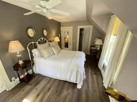 Room, Private Bathroom (Cameo Room) | Premium bedding, iron/ironing board, free WiFi, bed sheets