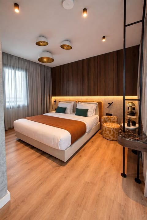 Acropolis Serenity Suite with Hot Tub | In-room safe, blackout drapes, soundproofing, iron/ironing board