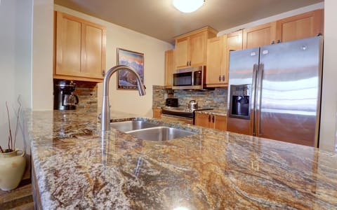 Condo, 1 Bedroom | Private kitchen | Fridge, oven, coffee/tea maker, toaster