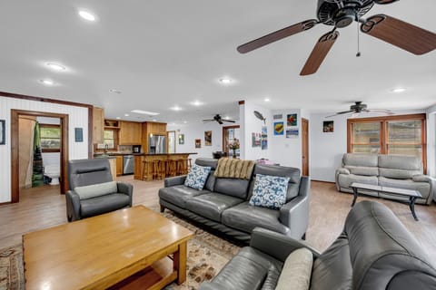House, 2 Queen Beds, Patio (River Oaks Place) | Living area | 42-inch flat-screen TV with digital channels