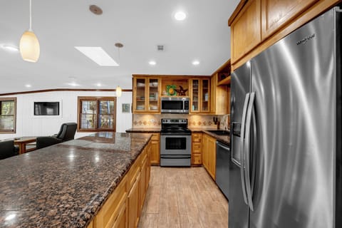 House, 2 Queen Beds, Patio (River Oaks Place) | Private kitchen | Fridge, microwave, oven, stovetop