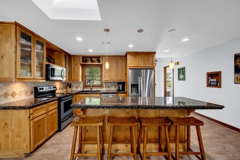 House, 2 Queen Beds, Patio (River Oaks Place) | Private kitchen | Fridge, microwave, oven, stovetop