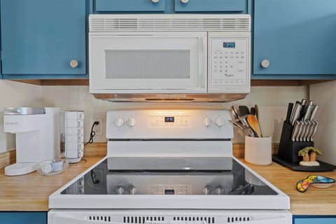 Condo, 1 King Bed with Sofa bed, Balcony, Pool View (Sunset Palmar) | Private kitchen | Fridge, microwave, oven, stovetop